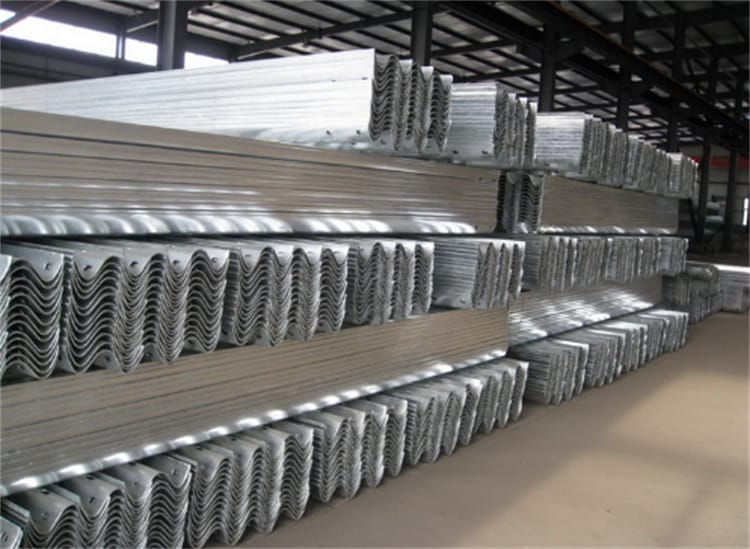 不同路面上使用的波形護欄結構有那些區(qū)別
不同路面上使用的波形護欄結構有那些區(qū)別