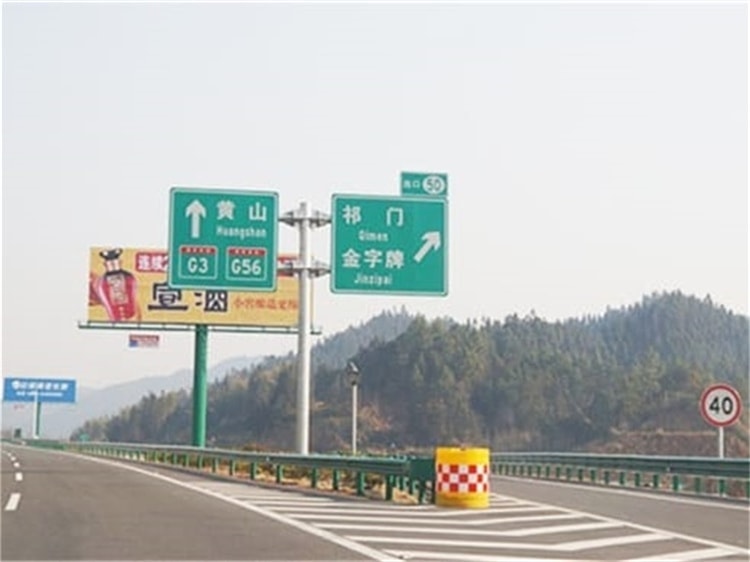 濰青高速護(hù)欄安裝完成