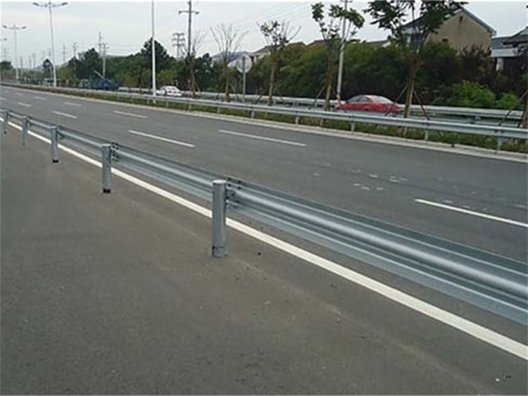 山東冠縣高速連接線護(hù)欄