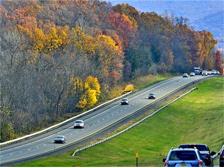 波形護(hù)欄板安裝情況之中國與外國相比較有哪些區(qū)別 波形護(hù)欄板安裝情況之中國與外國相比較有哪些區(qū)別