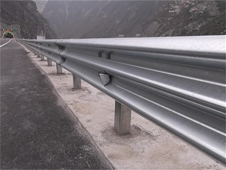 波形護欄板多少錢一米？常見規(guī)格波形護欄價格